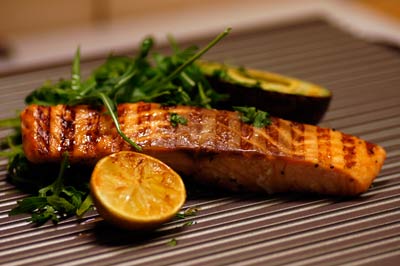 grillad lax och avokado